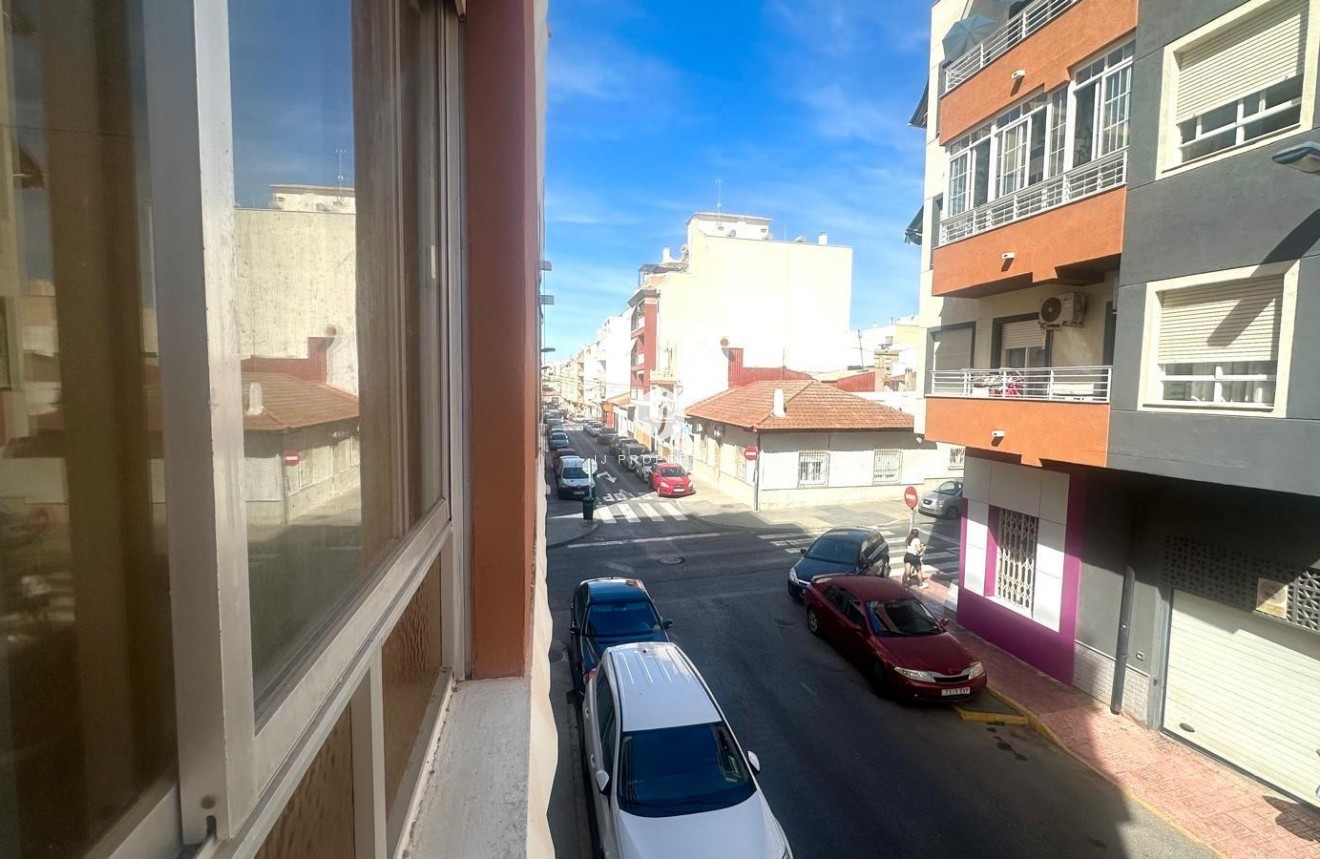 Z drugiej ręki - Mieszkanie w bloku -
Torrevieja - Estacion de autobuses