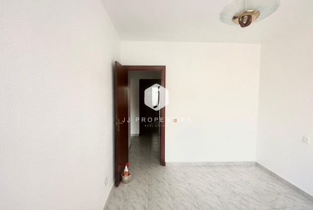 Z drugiej ręki - Mieszkanie w bloku -
Torrevieja - Estacion de autobuses