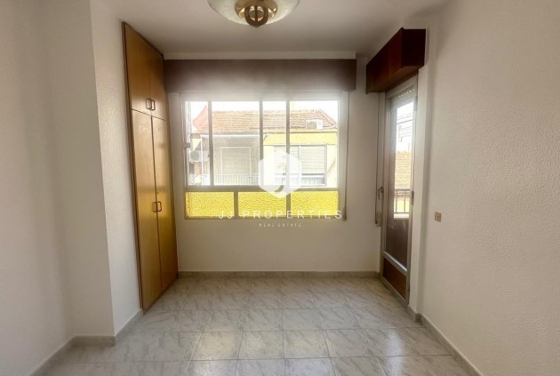 Z drugiej ręki - Mieszkanie w bloku -
Torrevieja - Estacion de autobuses