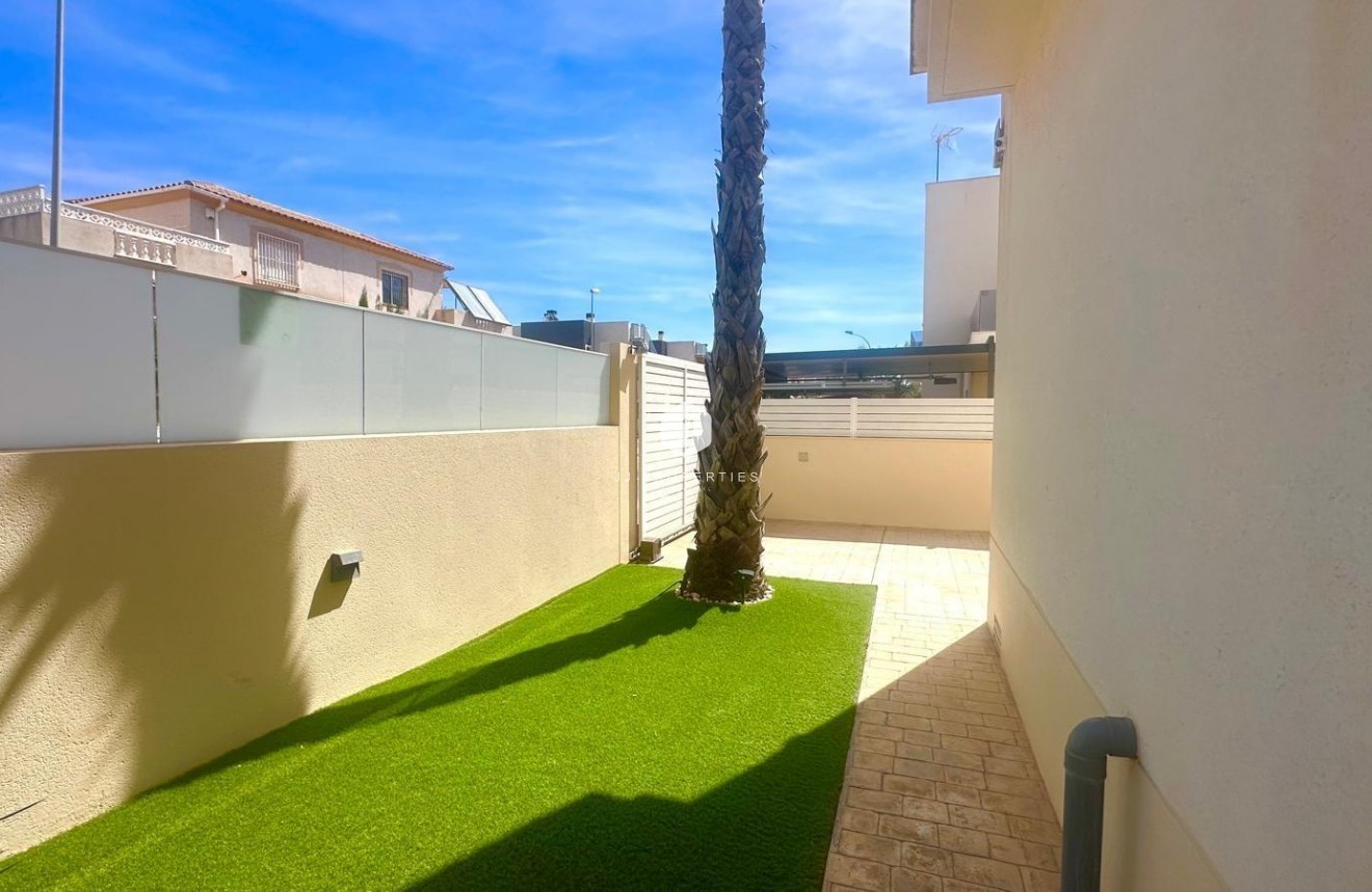 Tweedehands - Villa -
Torrevieja - Miramar - Torre Del Moro