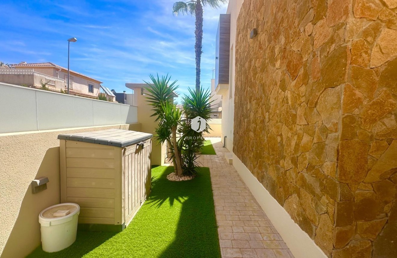 Tweedehands - Villa -
Torrevieja - Miramar - Torre Del Moro