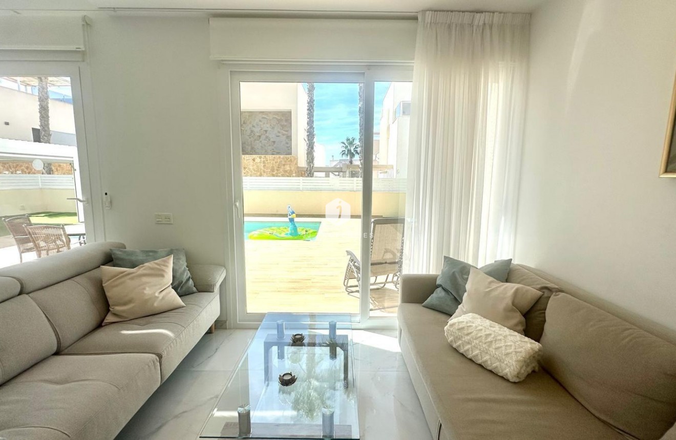 Tweedehands - Villa -
Torrevieja - Miramar - Torre Del Moro