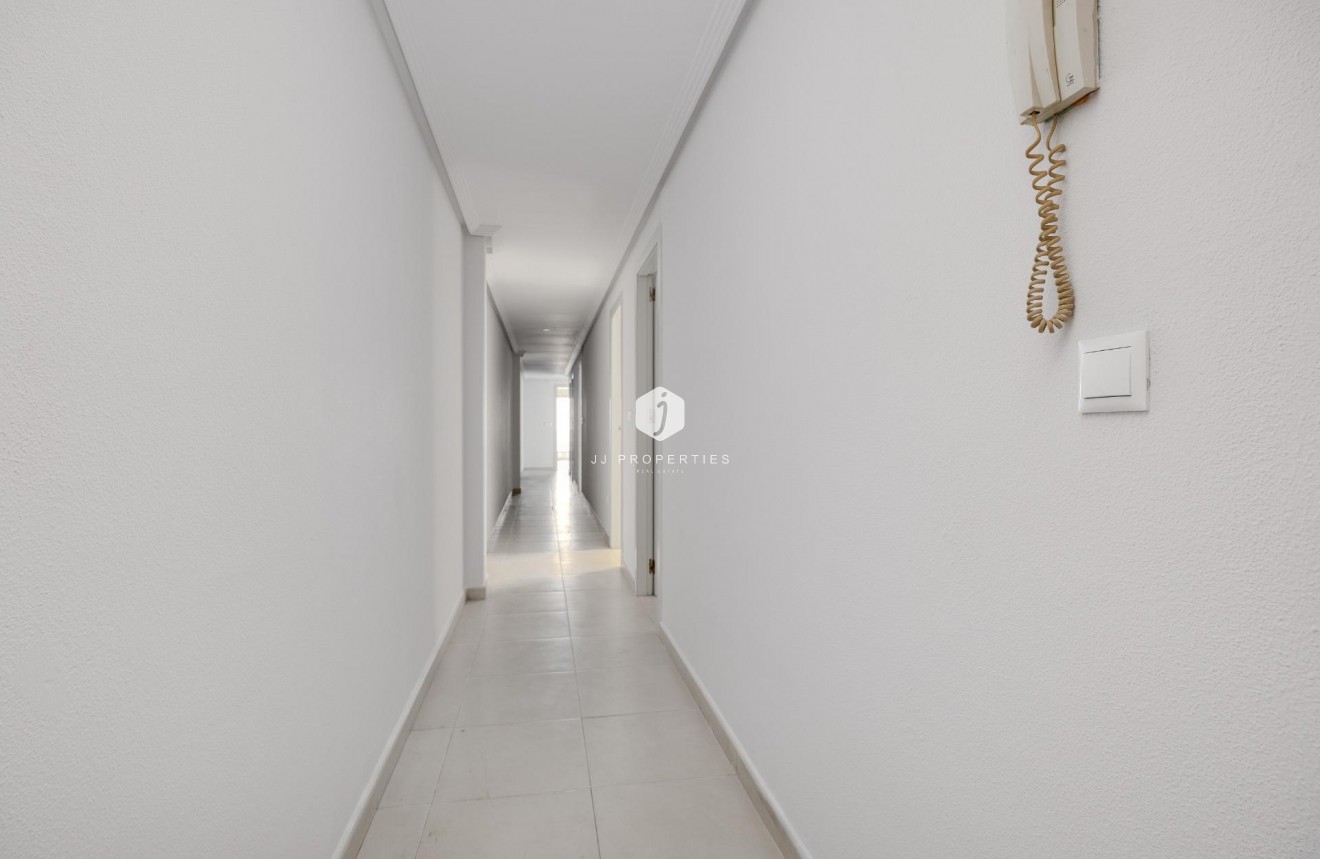 Tweedehands - Appartement / flat -
Torrevieja - Estacion de autobuses