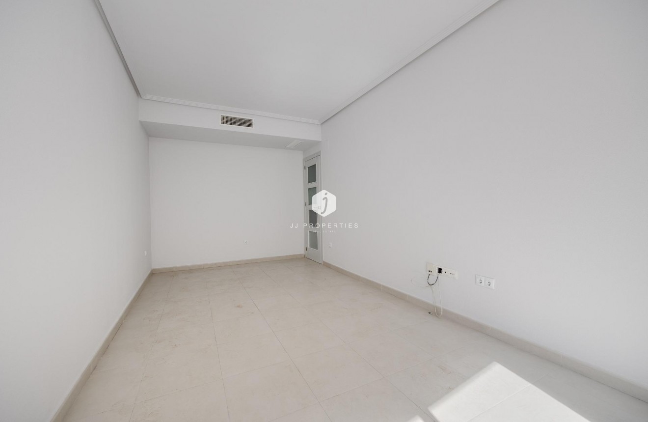 Tweedehands - Appartement / flat -
Torrevieja - Estacion de autobuses