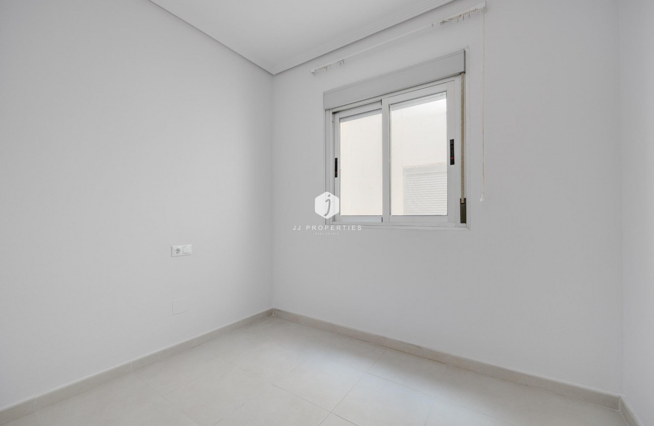 Tweedehands - Appartement / flat -
Torrevieja - Estacion de autobuses