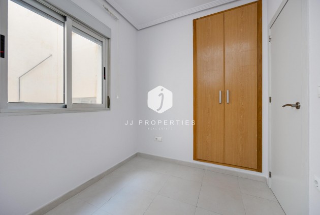 Tweedehands - Appartement / flat -
Torrevieja - Estacion de autobuses