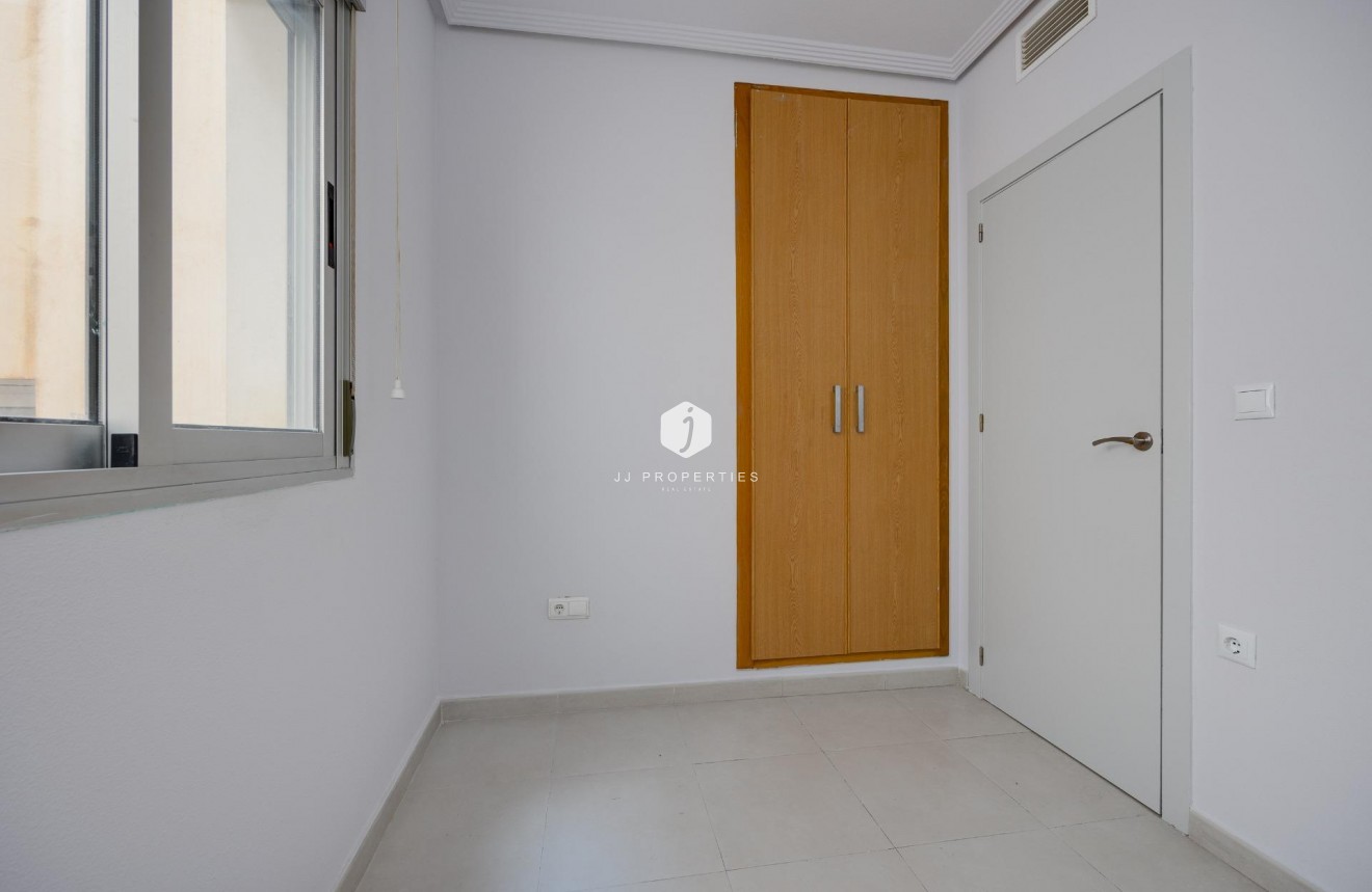 Tweedehands - Appartement / flat -
Torrevieja - Estacion de autobuses