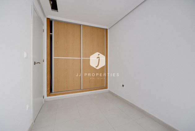 Tweedehands - Appartement / flat -
Torrevieja - Estacion de autobuses