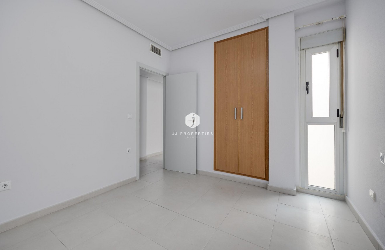 Tweedehands - Appartement / flat -
Torrevieja - Estacion de autobuses