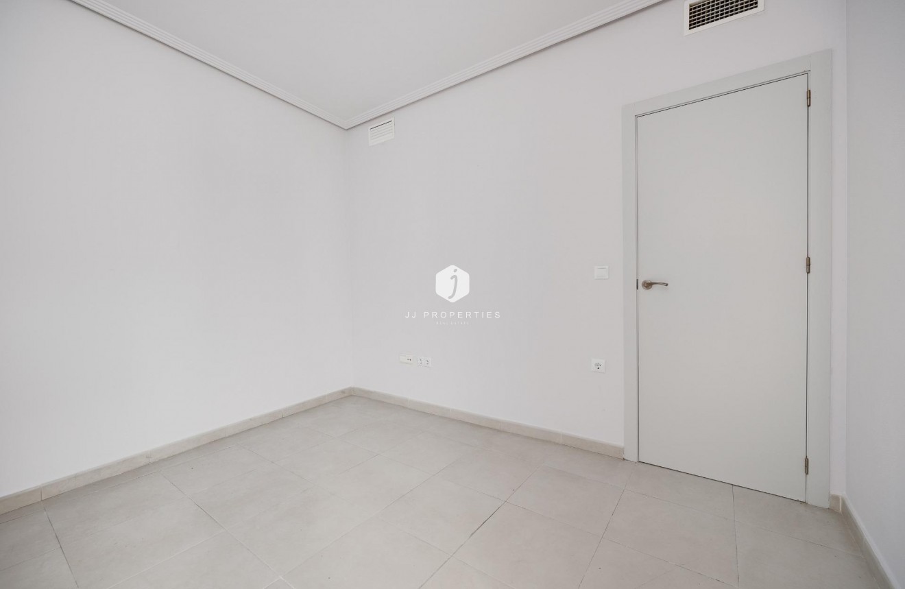 Tweedehands - Appartement / flat -
Torrevieja - Estacion de autobuses