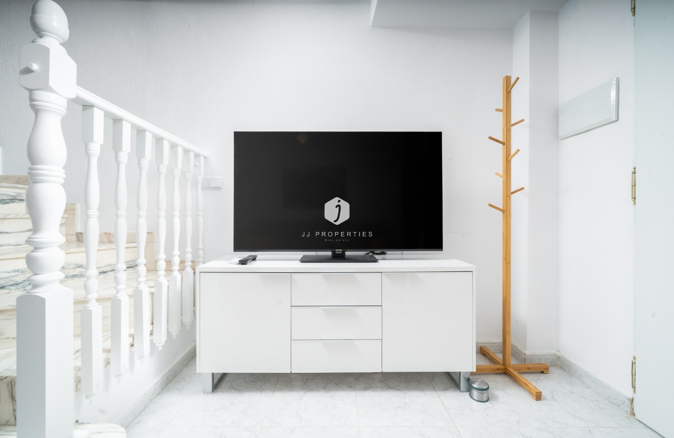 Z drugiej ręki - Szalet -
Orihuela Costa - Los Almendros - La Florida