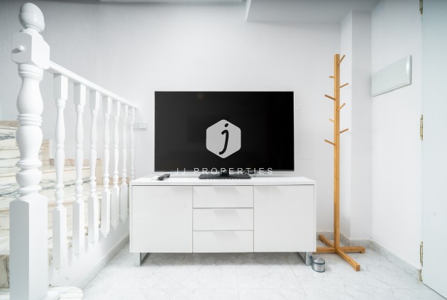 Z drugiej ręki - Szalet -
Orihuela Costa - Los Almendros - La Florida