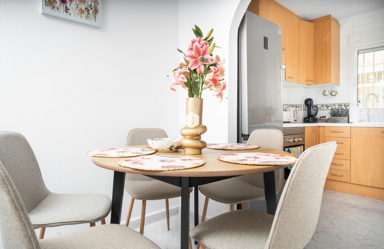 Z drugiej ręki - Szalet -
Orihuela Costa - Los Almendros - La Florida