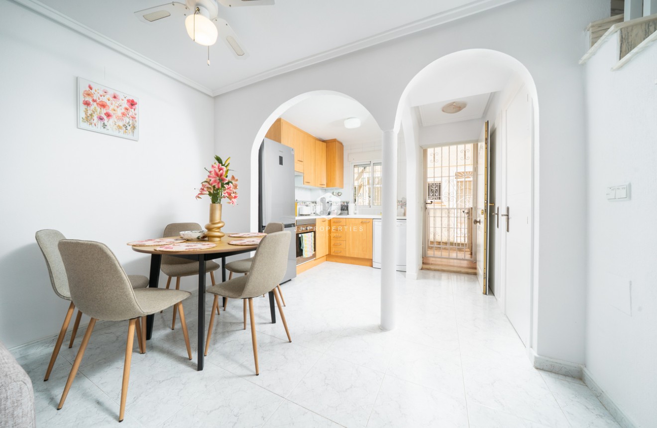 Z drugiej ręki - Szalet -
Orihuela Costa - Los Almendros - La Florida