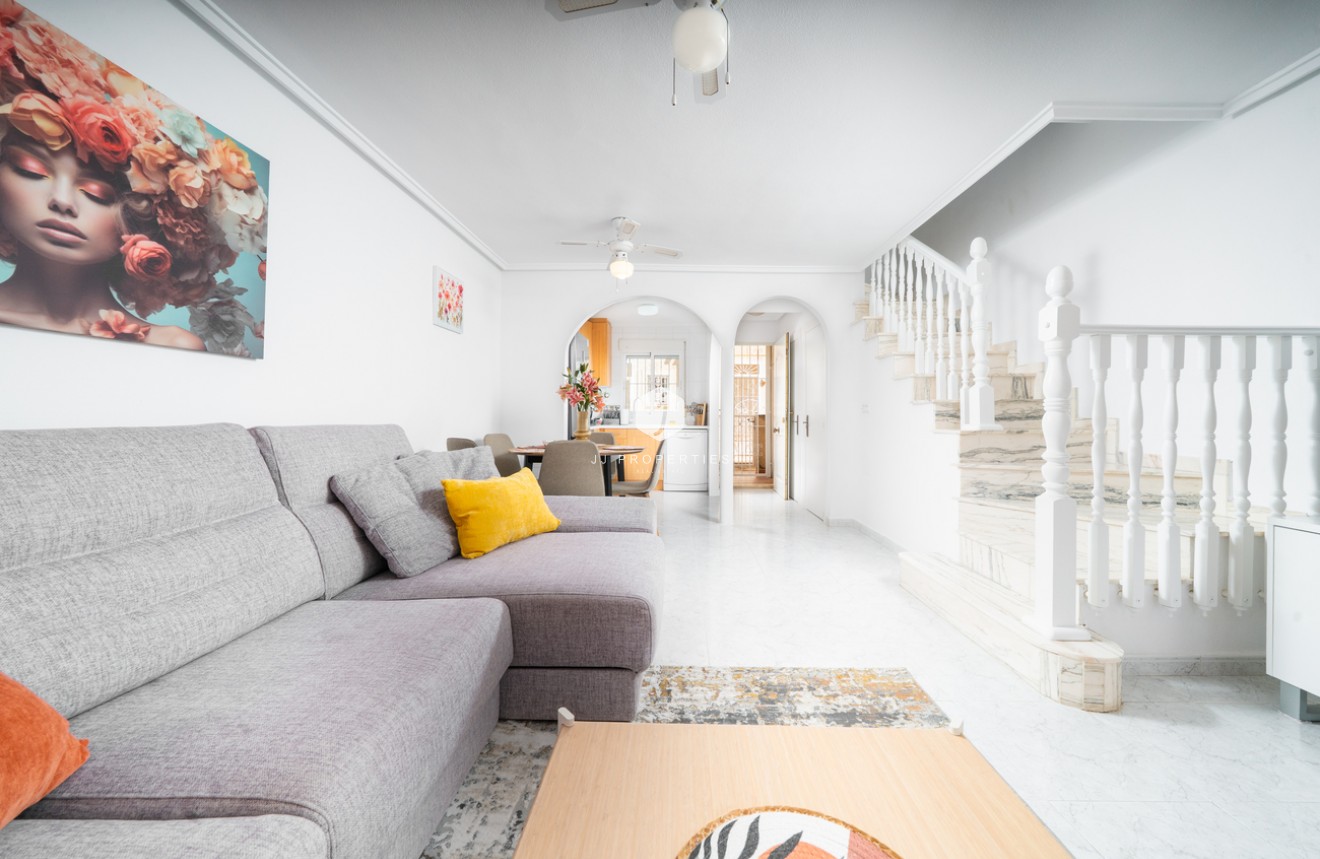 Z drugiej ręki - Szalet -
Orihuela Costa - Los Almendros - La Florida