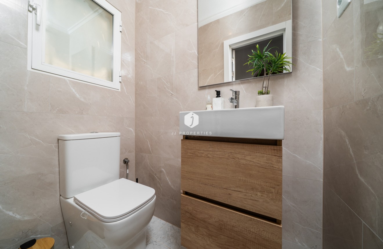 Z drugiej ręki - Szalet -
Orihuela Costa - Los Almendros - La Florida