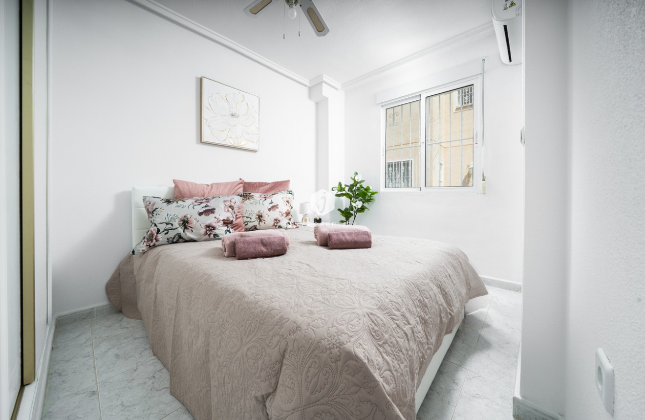 Z drugiej ręki - Szalet -
Orihuela Costa - Los Almendros - La Florida