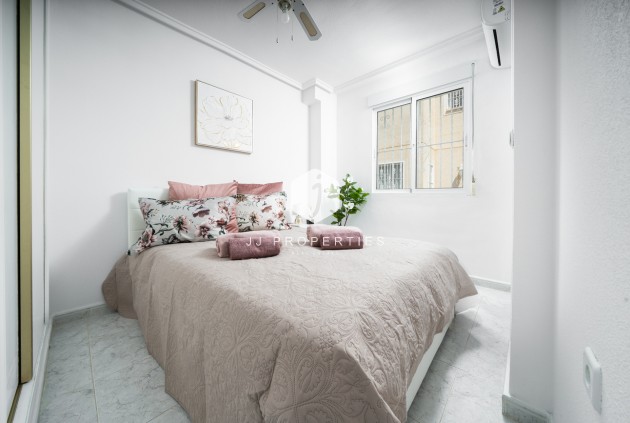 Z drugiej ręki - Szalet -
Orihuela Costa - Los Almendros - La Florida