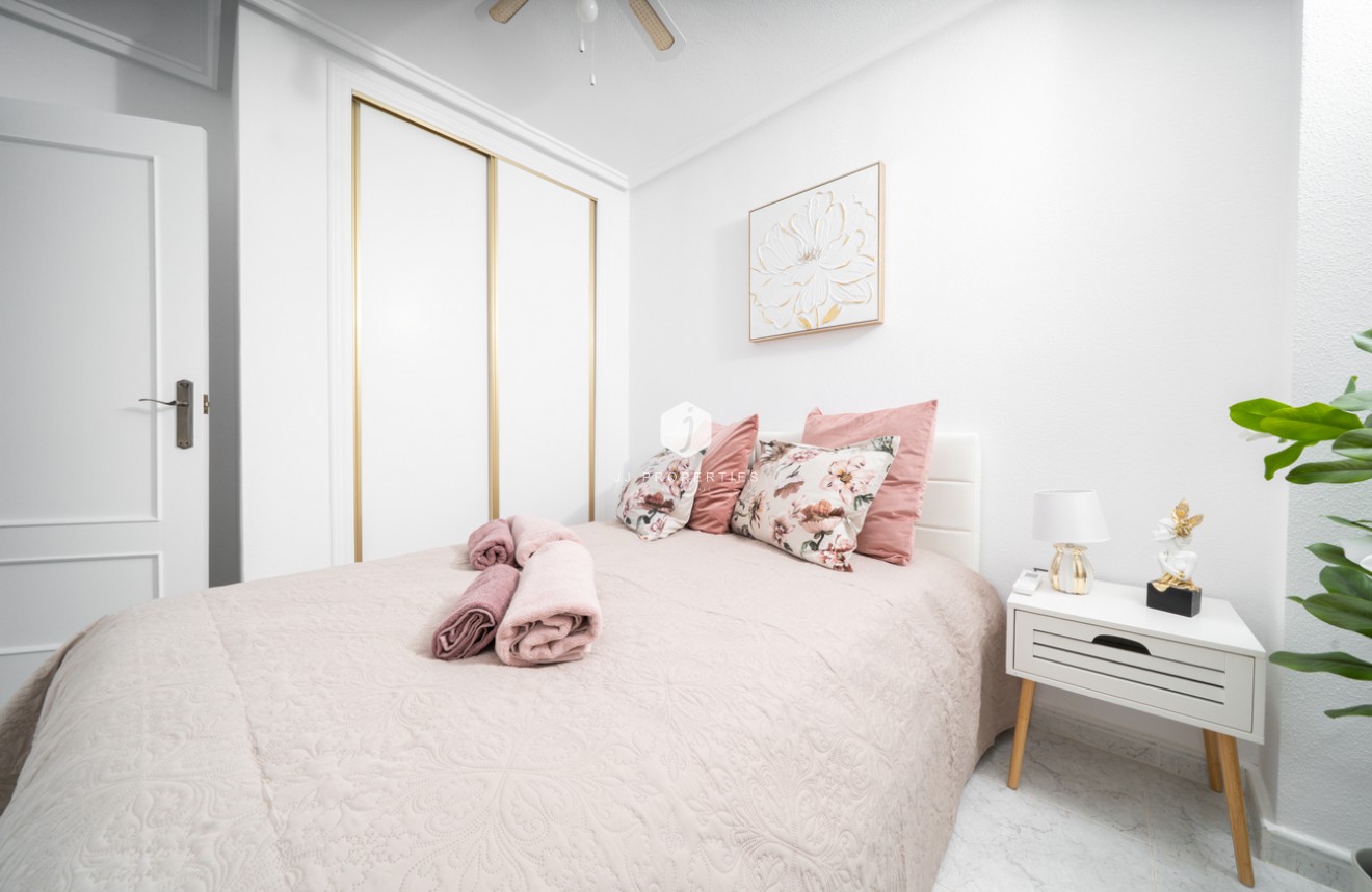 Z drugiej ręki - Szalet -
Orihuela Costa - Los Almendros - La Florida