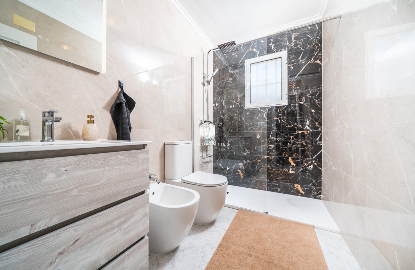 Z drugiej ręki - Szalet -
Orihuela Costa - Los Almendros - La Florida