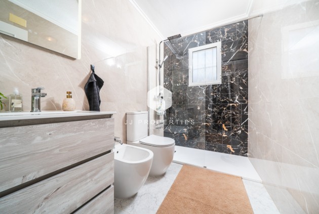 Z drugiej ręki - Szalet -
Orihuela Costa - Los Almendros - La Florida