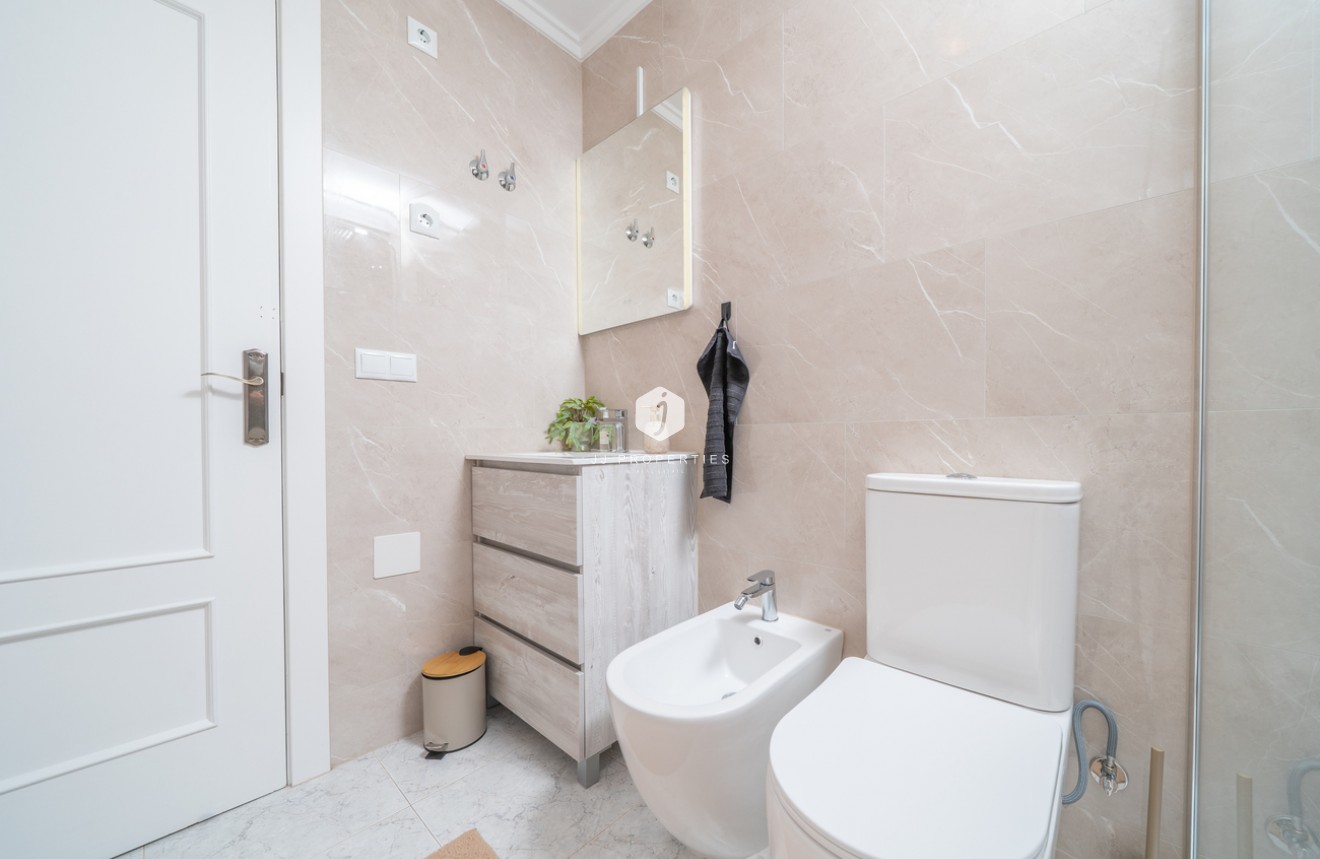 Z drugiej ręki - Szalet -
Orihuela Costa - Los Almendros - La Florida