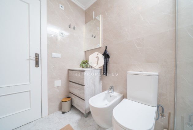 Z drugiej ręki - Szalet -
Orihuela Costa - Los Almendros - La Florida