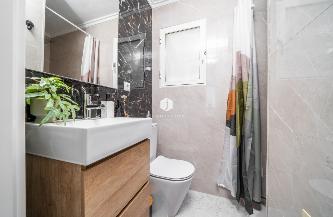 Z drugiej ręki - Szalet -
Orihuela Costa - Los Almendros - La Florida