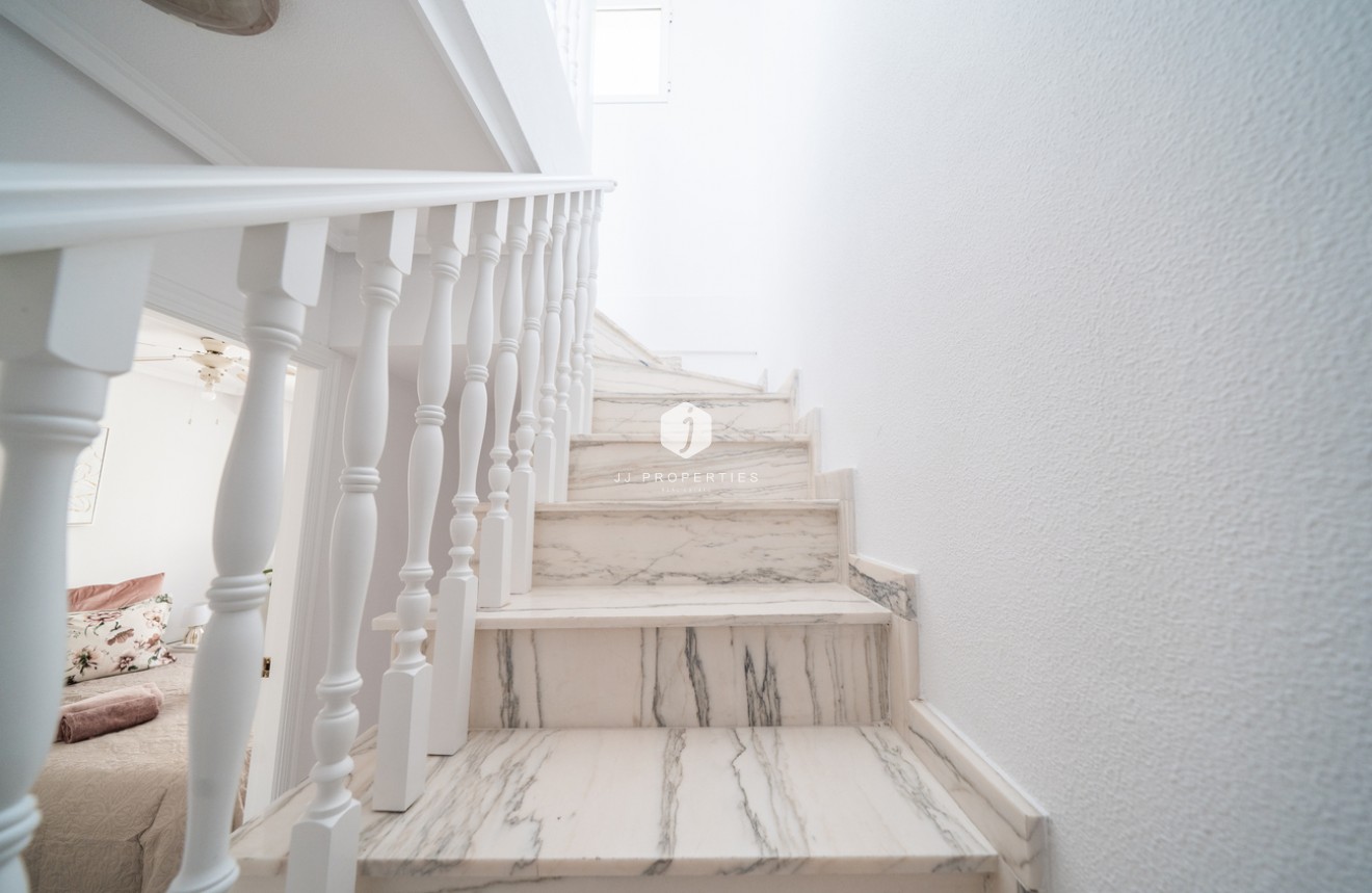 Z drugiej ręki - Szalet -
Orihuela Costa - Los Almendros - La Florida