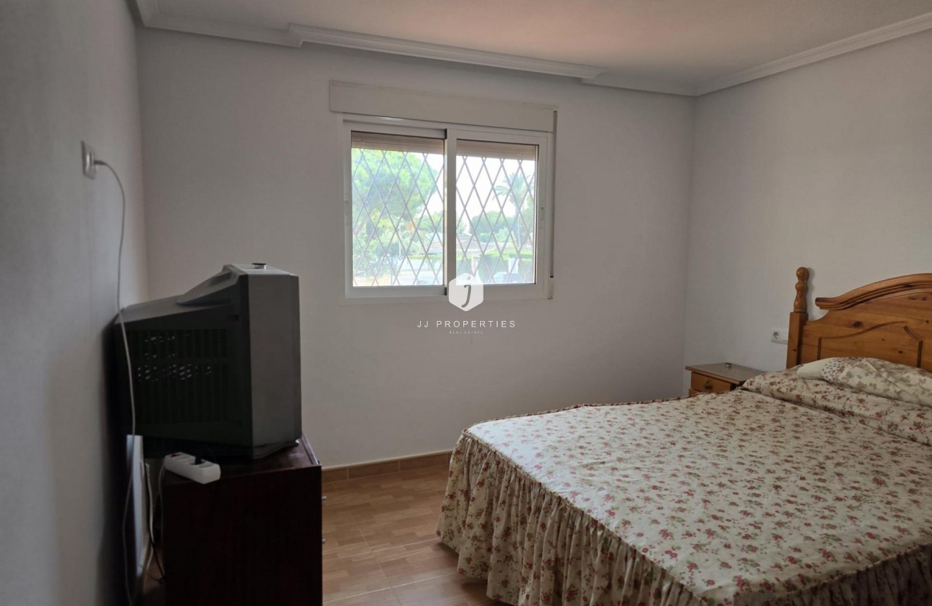 Tweedehands - Villa -
Orihuela Costa - Campoamor