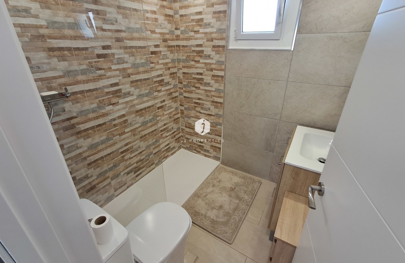 Z drugiej ręki - Daszek -
San Miguel de Salinas - Inland