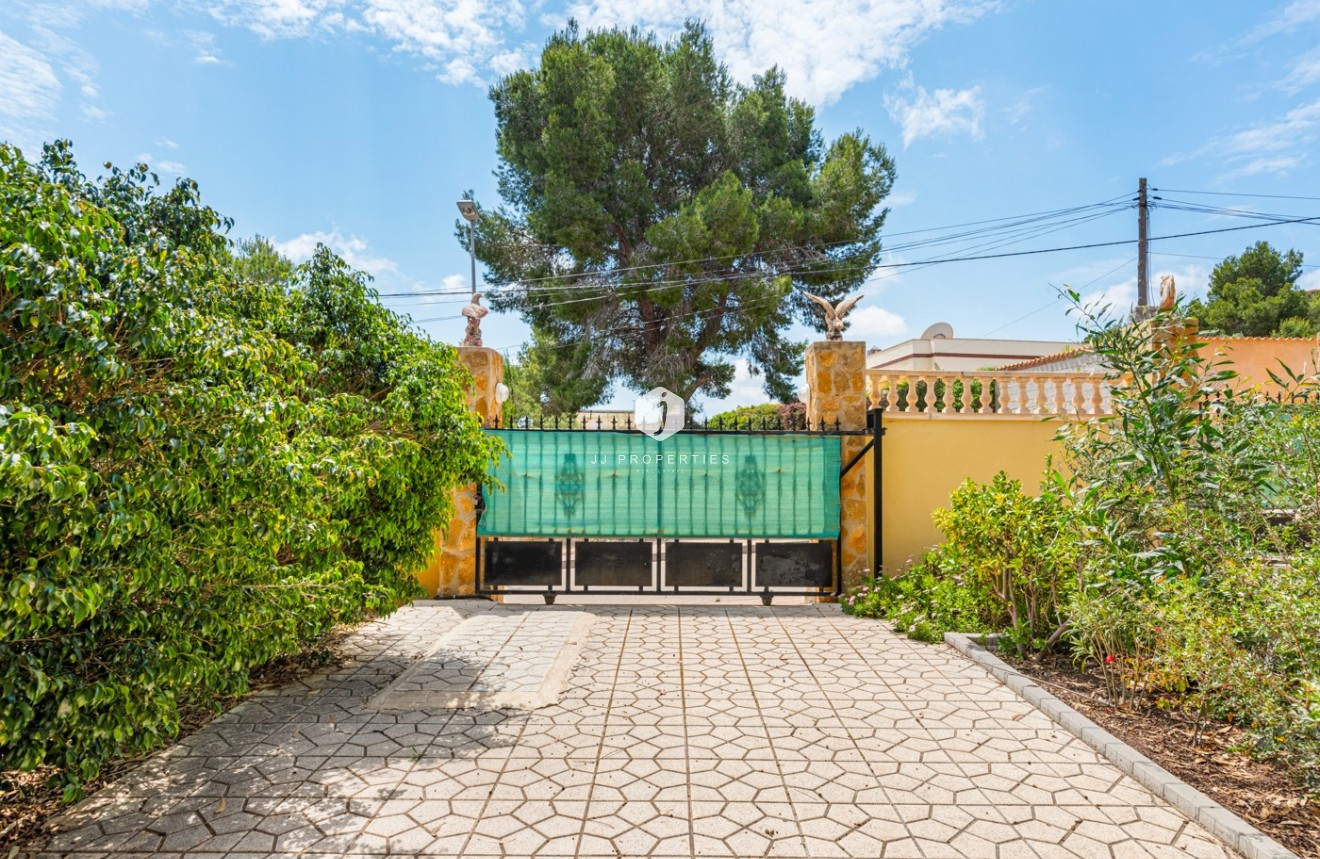 Resale - Villa -
Jacarilla - Inland