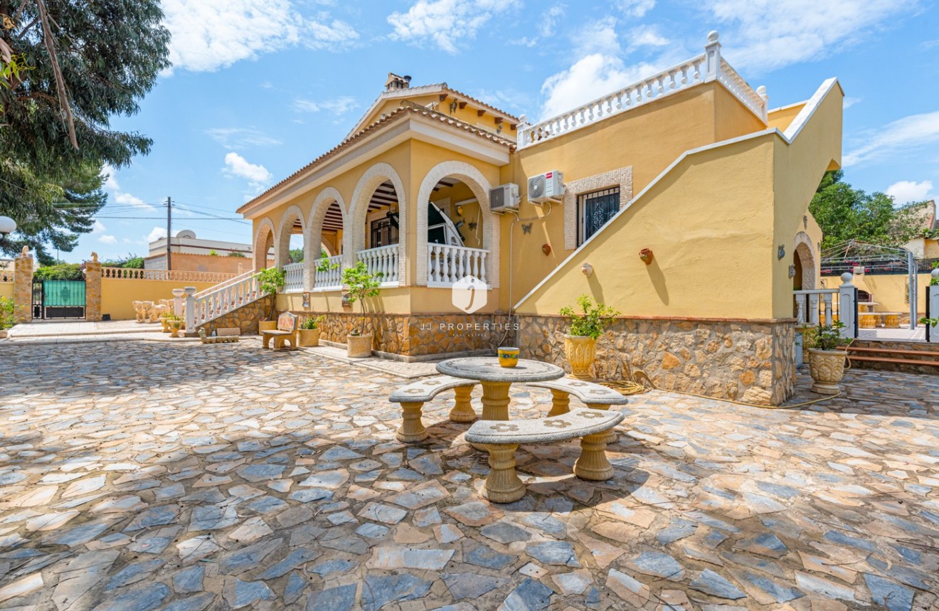 Resale - Villa -
Jacarilla - Inland