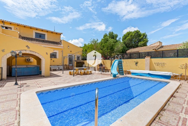 Resale - Villa -
Jacarilla - Inland