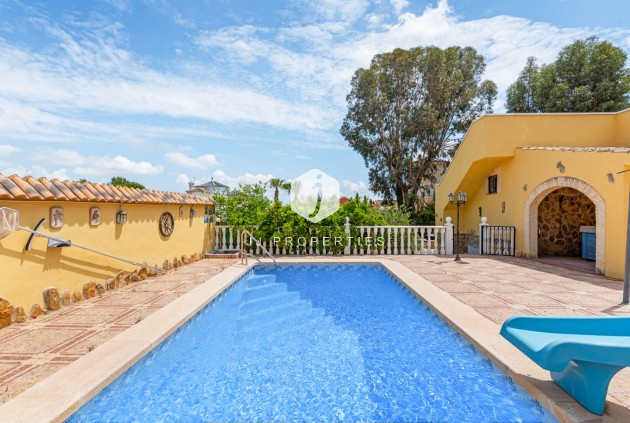 Resale - Villa -
Jacarilla - Inland