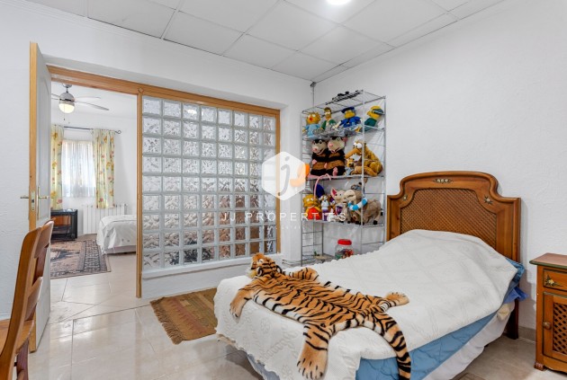 Resale - Villa -
Jacarilla - Inland