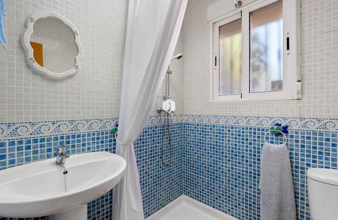 Resale - Villa -
Jacarilla - Inland