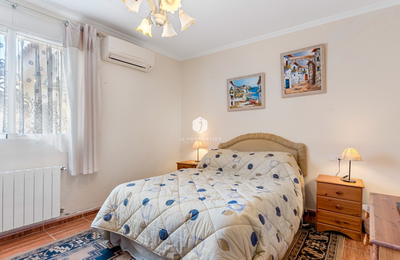 Resale - Villa -
Jacarilla - Inland