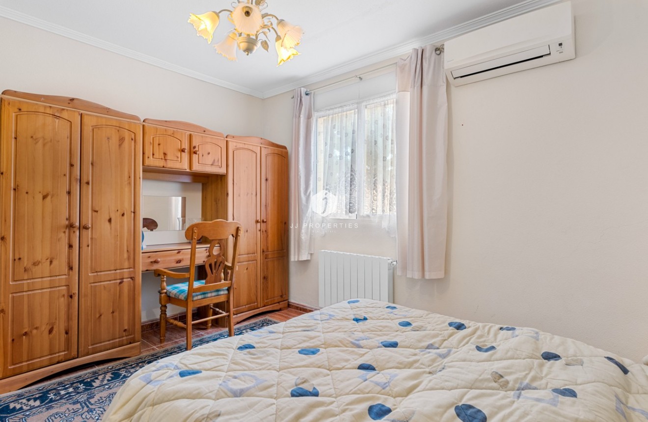 Resale - Villa -
Jacarilla - Inland