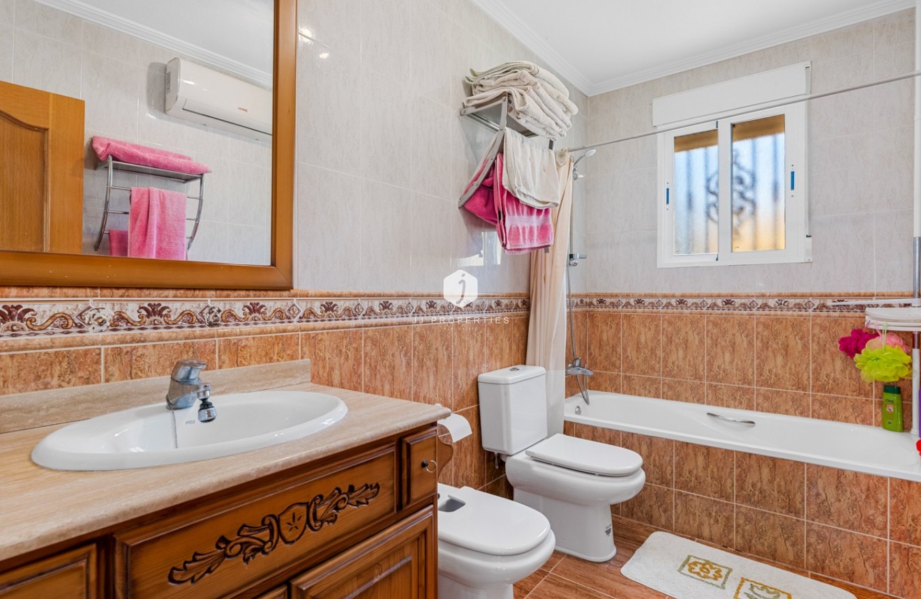 Resale - Villa -
Jacarilla - Inland