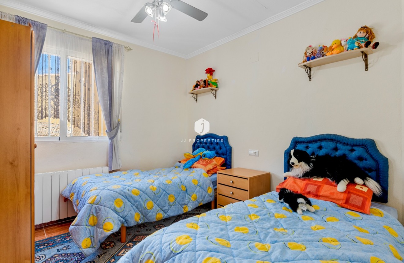 Resale - Villa -
Jacarilla - Inland