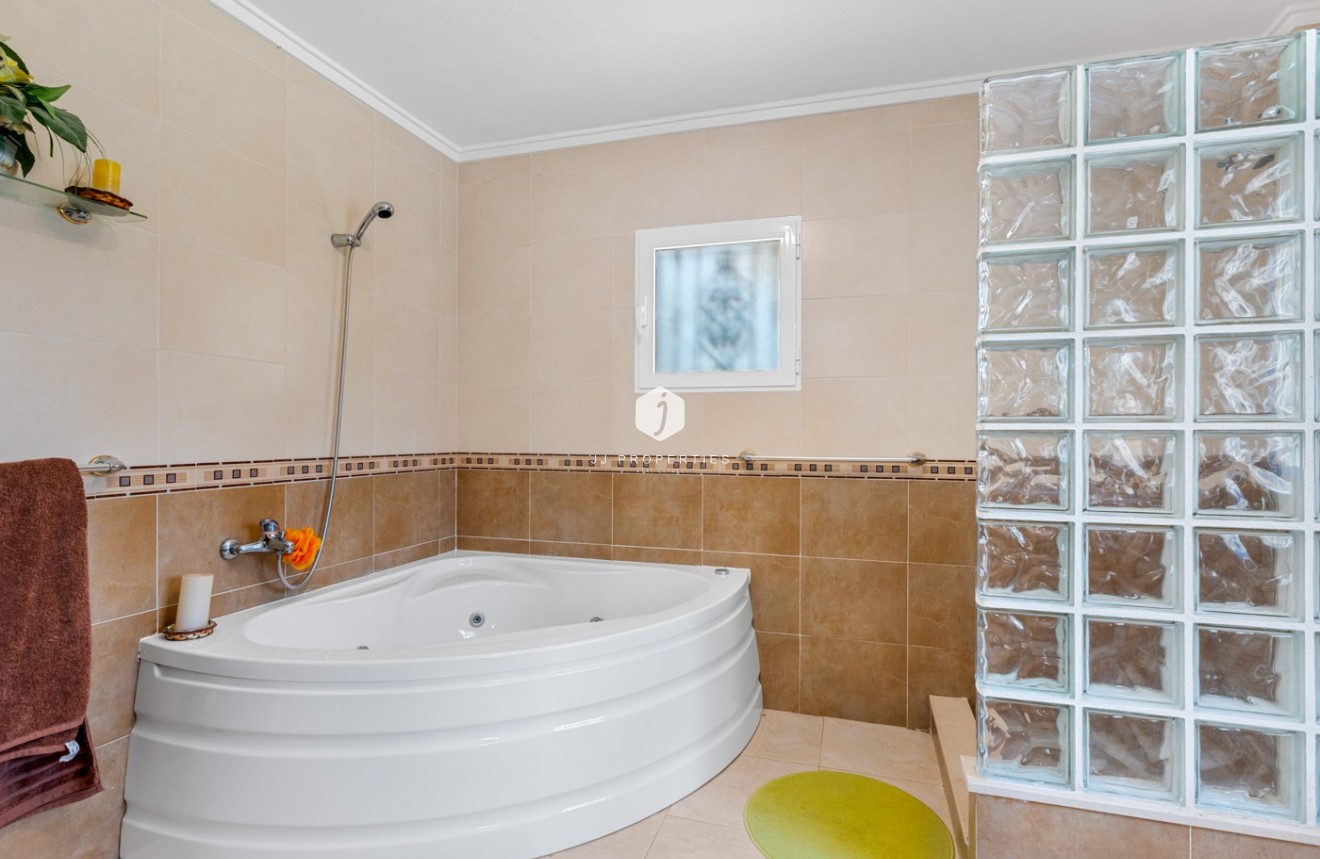 Resale - Villa -
Jacarilla - Inland