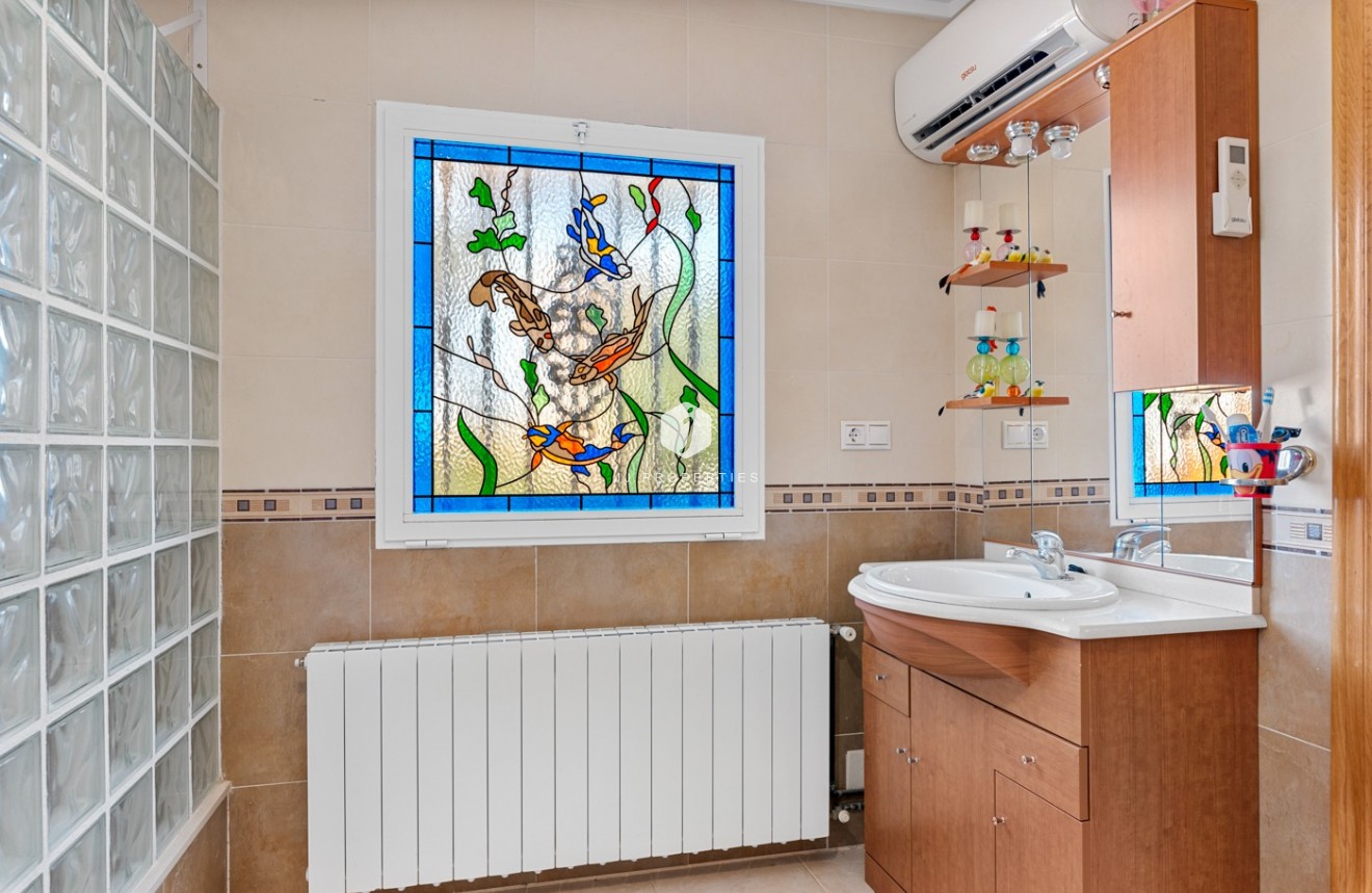 Resale - Villa -
Jacarilla - Inland