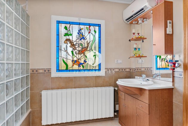 Resale - Villa -
Jacarilla - Inland