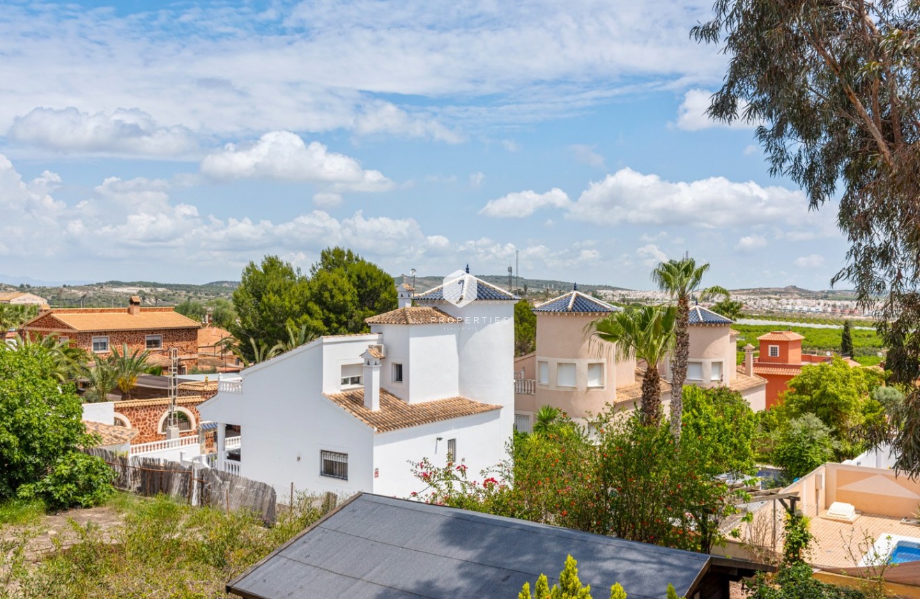 Resale - Villa -
Jacarilla - Inland