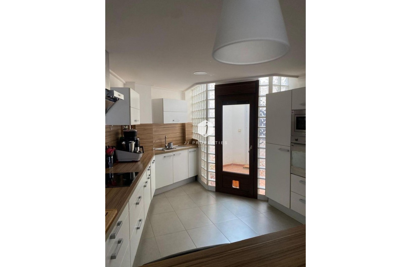 Tweedehands - Villa -
Torrevieja - Centro - Muelle Pesquero