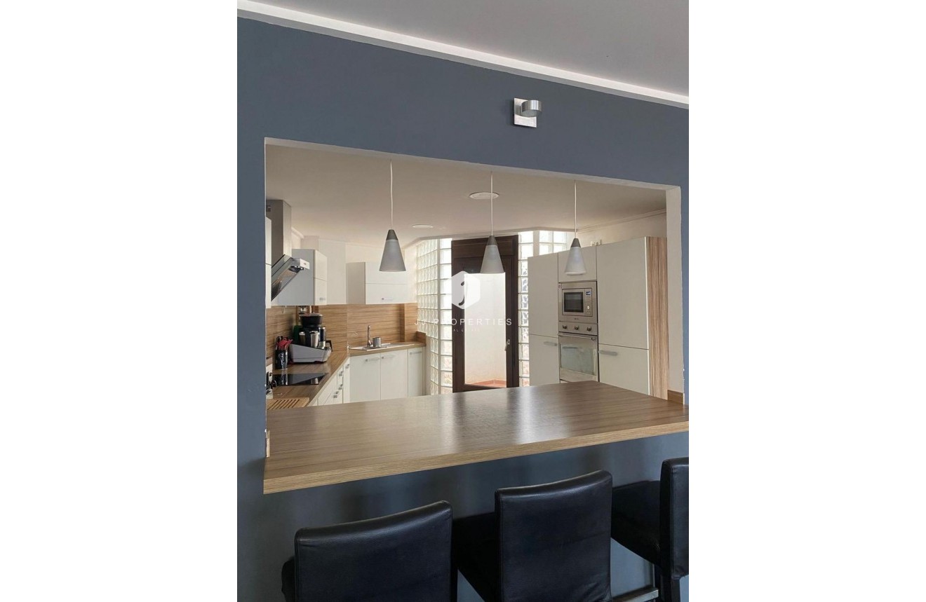 Tweedehands - Villa -
Torrevieja - Centro - Muelle Pesquero