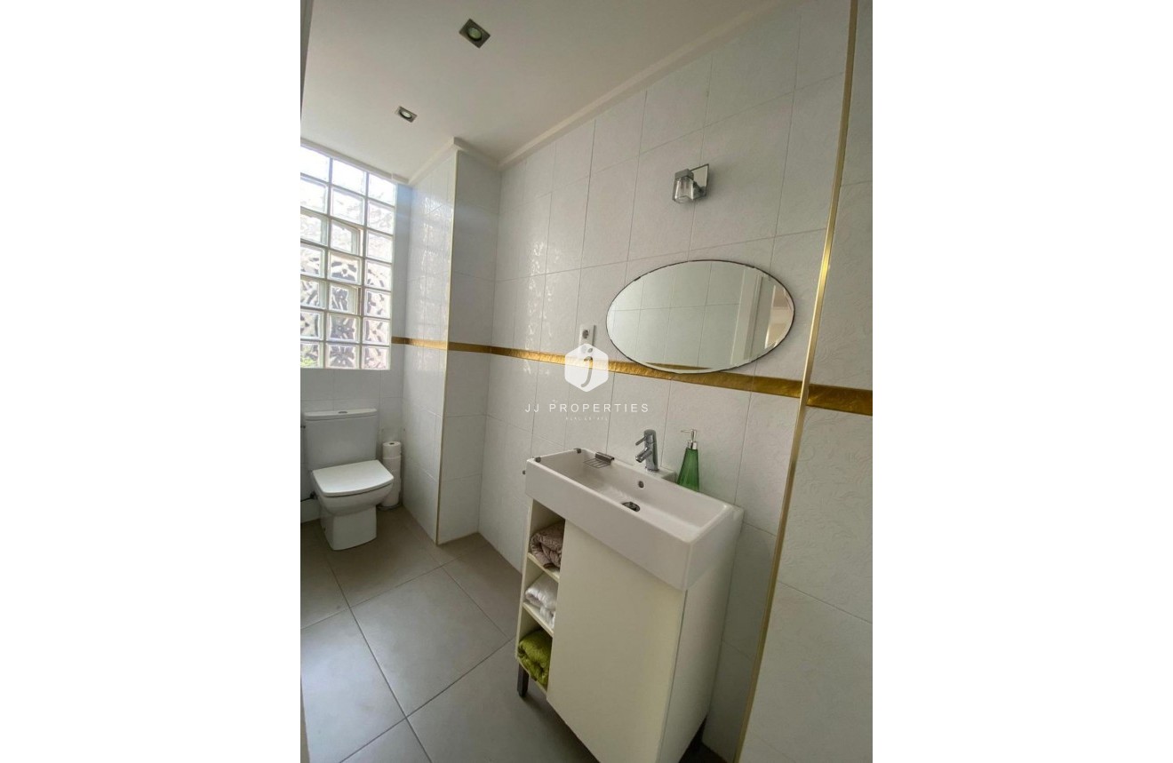 Tweedehands - Villa -
Torrevieja - Centro - Muelle Pesquero