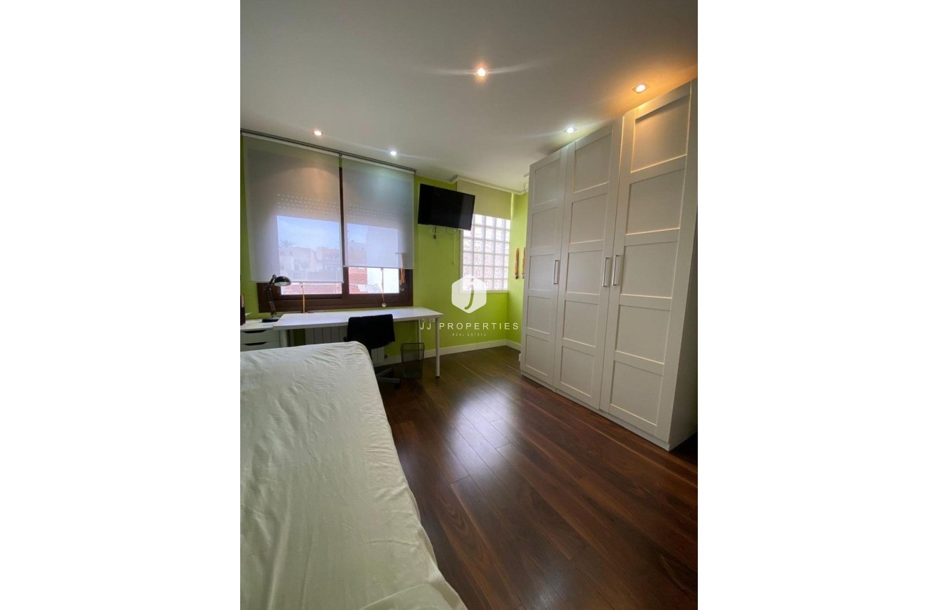 Tweedehands - Villa -
Torrevieja - Centro - Muelle Pesquero