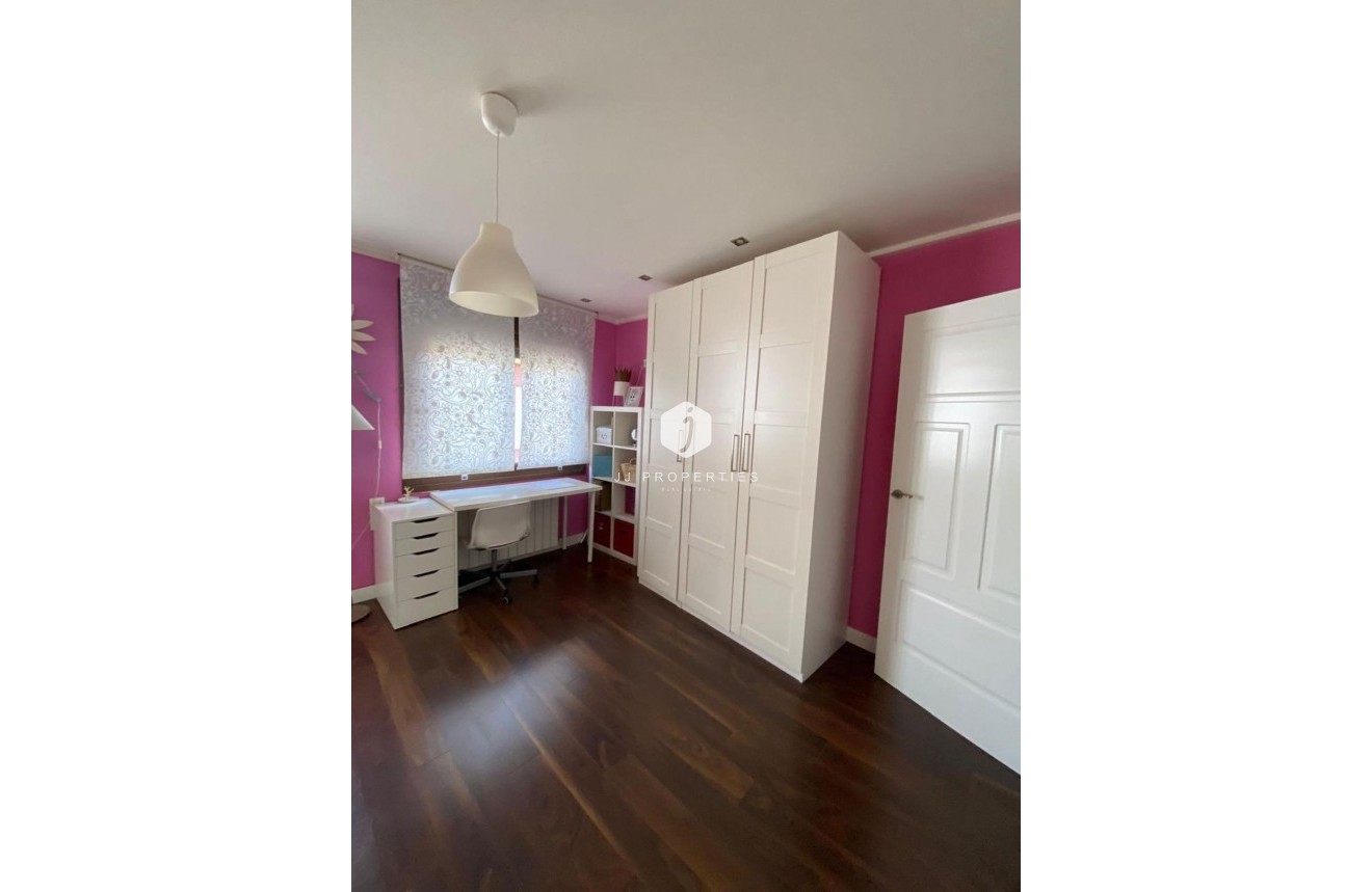 Tweedehands - Villa -
Torrevieja - Centro - Muelle Pesquero